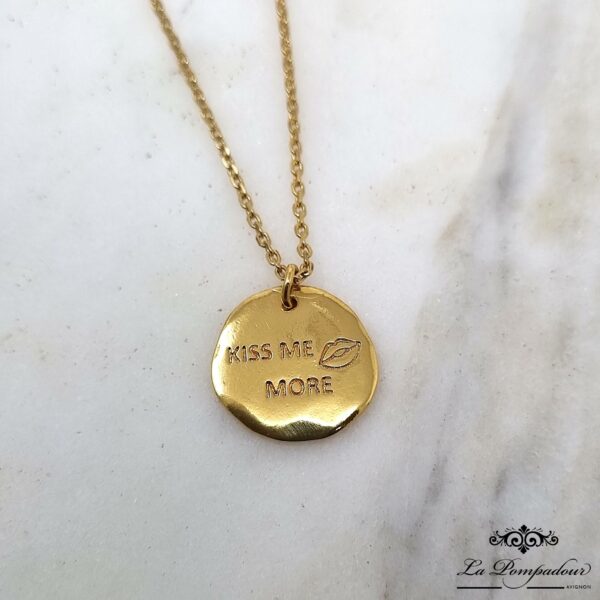 Collier Médaille Kiss me more. fabrication française. Mademoiselle Oups