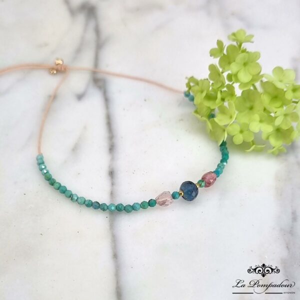 Bracelet composé d'une london blue Topaze, de tourmalines roses et de turquoises. Fabrication Française. By Johanne