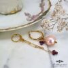 Boucles d'oreilles asymétriques perle rose. Rosekafé