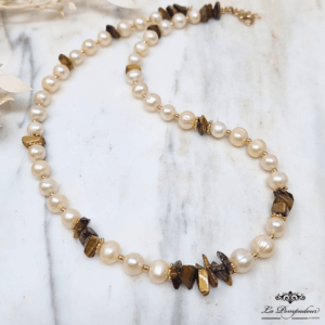Collier Tiphaine – Éclats d'Œil de Tigre & Perles Nacrées